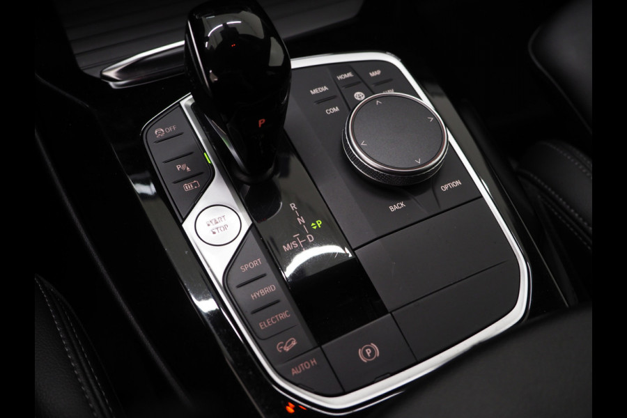 BMW X3 xDrive30e LCI 292PK | Leder | Sportstoelen | Zwarte Hemel | Camera | DAB | Carplay