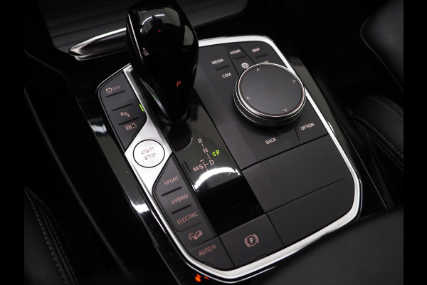 BMW X3 xDrive30e LCI 292PK | Leder | Sportstoelen | Zwarte Hemel | Camera | DAB | Carplay