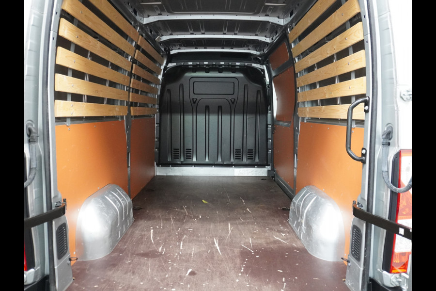 Renault Master T35 2.3dCi 135 L2H2 Apple Carplay/Android Auto Euro 6 Trekhaak Navi Airco 3-Persoons Pdc Led DAB Regen-Lichtsensor Betonplex Vloer Lat om Lat  Wandbetimmering Schuifdeur 1e Eigenaar Euro 6 Facelift Model 2.500KG Trekgewicht