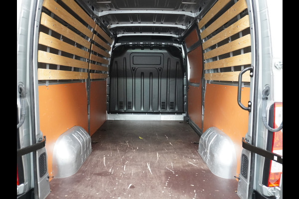 Renault Master T35 2.3dCi 135 L2H2 Apple Carplay/Android Auto Euro 6 Trekhaak Navi Airco 3-Persoons Pdc Led DAB Regen-Lichtsensor Betonplex Vloer Lat om Lat  Wandbetimmering Schuifdeur 1e Eigenaar Euro 6 Facelift Model 2.500KG Trekgewicht