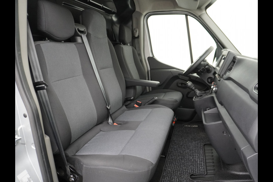 Renault Master T35 2.3dCi 135 L2H2 Apple Carplay/Android Auto Euro 6 Trekhaak Navi Airco 3-Persoons Pdc Led DAB Regen-Lichtsensor Betonplex Vloer Lat om Lat  Wandbetimmering Schuifdeur 1e Eigenaar Euro 6 Facelift Model 2.500KG Trekgewicht