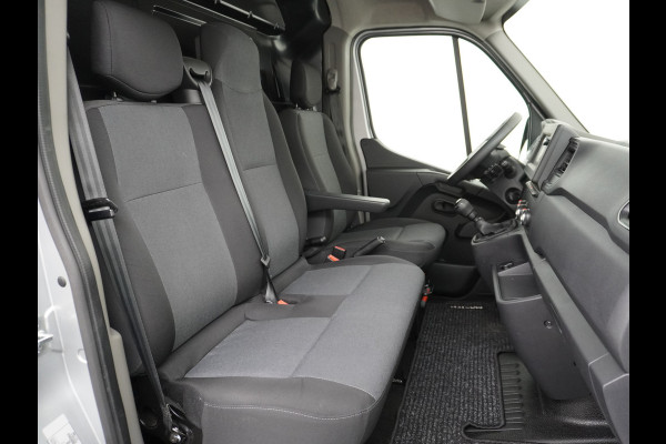 Renault Master T35 2.3dCi 135 L2H2 Apple Carplay/Android Auto Euro 6 Trekhaak Navi Airco 3-Persoons Pdc Led DAB Regen-Lichtsensor Betonplex Vloer Lat om Lat  Wandbetimmering Schuifdeur 1e Eigenaar Euro 6 Facelift Model 2.500KG Trekgewicht