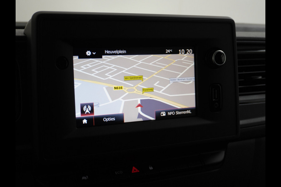 Renault Master T35 2.3dCi 135 L2H2 Apple Carplay/Android Auto Euro 6 Trekhaak Navi Airco 3-Persoons Pdc Led DAB Regen-Lichtsensor Betonplex Vloer Lat om Lat  Wandbetimmering Schuifdeur 1e Eigenaar Euro 6 Facelift Model 2.500KG Trekgewicht