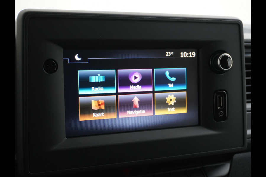 Renault Master T35 2.3dCi 135 L2H2 Apple Carplay/Android Auto Euro 6 Trekhaak Navi Airco 3-Persoons Pdc Led DAB Regen-Lichtsensor Betonplex Vloer Lat om Lat  Wandbetimmering Schuifdeur 1e Eigenaar Euro 6 Facelift Model 2.500KG Trekgewicht