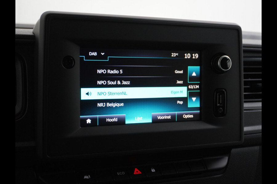 Renault Master T35 2.3dCi 135 L2H2 Apple Carplay/Android Auto Euro 6 Trekhaak Navi Airco 3-Persoons Pdc Led DAB Regen-Lichtsensor Betonplex Vloer Lat om Lat  Wandbetimmering Schuifdeur 1e Eigenaar Euro 6 Facelift Model 2.500KG Trekgewicht