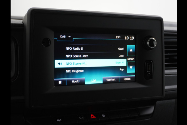 Renault Master T35 2.3dCi 135 L2H2 Apple Carplay/Android Auto Euro 6 Trekhaak Navi Airco 3-Persoons Pdc Led DAB Regen-Lichtsensor Betonplex Vloer Lat om Lat  Wandbetimmering Schuifdeur 1e Eigenaar Euro 6 Facelift Model 2.500KG Trekgewicht
