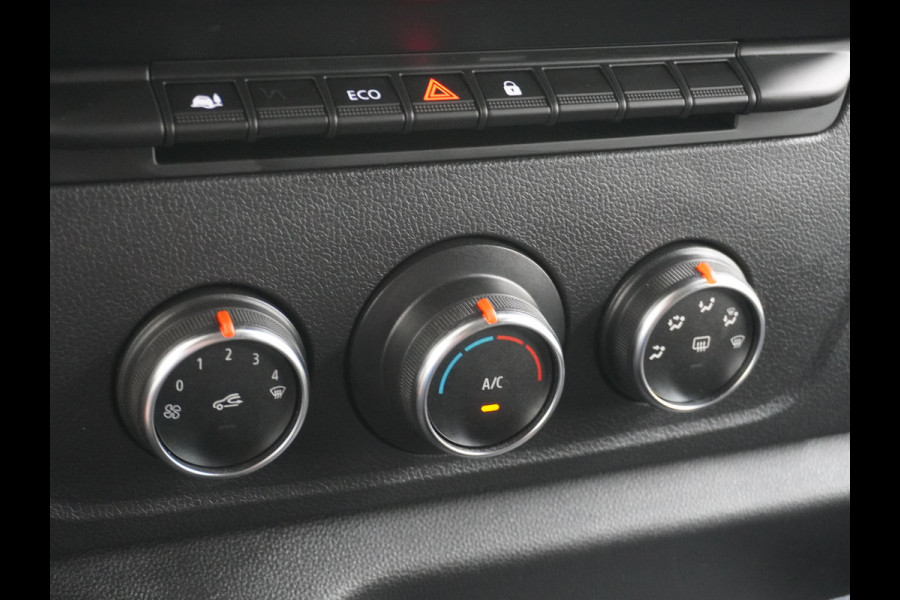 Renault Master T35 2.3dCi 135 L2H2 Apple Carplay/Android Auto Euro 6 Trekhaak Navi Airco 3-Persoons Pdc Led DAB Regen-Lichtsensor Betonplex Vloer Lat om Lat  Wandbetimmering Schuifdeur 1e Eigenaar Euro 6 Facelift Model 2.500KG Trekgewicht