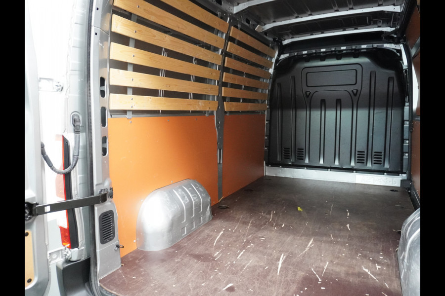 Renault Master T35 2.3dCi 135 L2H2 Apple Carplay/Android Auto Euro 6 Trekhaak Navi Airco 3-Persoons Pdc Led DAB Regen-Lichtsensor Betonplex Vloer Lat om Lat  Wandbetimmering Schuifdeur 1e Eigenaar Euro 6 Facelift Model 2.500KG Trekgewicht