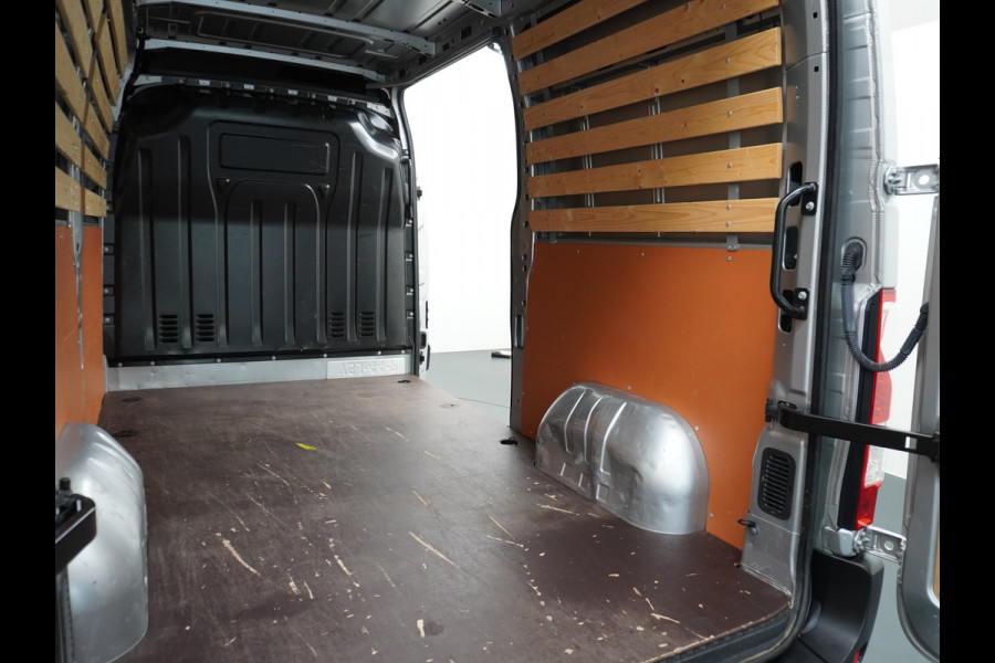 Renault Master T35 2.3dCi 135 L2H2 Apple Carplay/Android Auto Euro 6 Trekhaak Navi Airco 3-Persoons Pdc Led DAB Regen-Lichtsensor Betonplex Vloer Lat om Lat  Wandbetimmering Schuifdeur 1e Eigenaar Euro 6 Facelift Model 2.500KG Trekgewicht