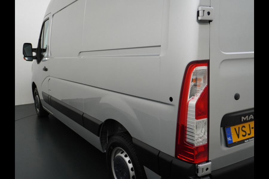 Renault Master T35 2.3dCi 135 L2H2 Apple Carplay/Android Auto Euro 6 Trekhaak Navi Airco 3-Persoons Pdc Led DAB Regen-Lichtsensor Betonplex Vloer Lat om Lat  Wandbetimmering Schuifdeur 1e Eigenaar Euro 6 Facelift Model 2.500KG Trekgewicht