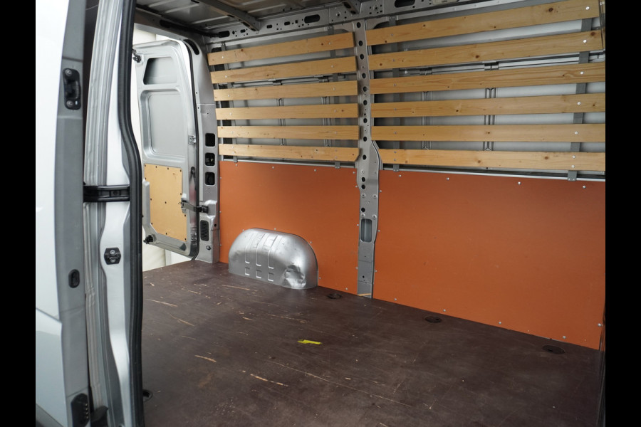 Renault Master T35 2.3dCi 135 L2H2 Apple Carplay/Android Auto Euro 6 Trekhaak Navi Airco 3-Persoons Pdc Led DAB Regen-Lichtsensor Betonplex Vloer Lat om Lat  Wandbetimmering Schuifdeur 1e Eigenaar Euro 6 Facelift Model 2.500KG Trekgewicht