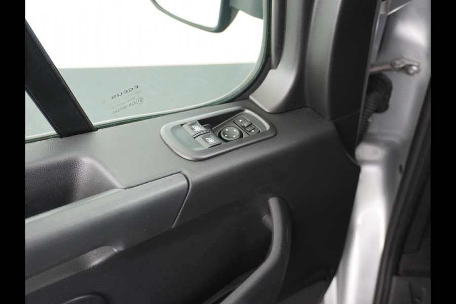 Renault Master T35 2.3dCi 135 L2H2 Apple Carplay/Android Auto Euro 6 Trekhaak Navi Airco 3-Persoons Pdc Led DAB Regen-Lichtsensor Betonplex Vloer Lat om Lat  Wandbetimmering Schuifdeur 1e Eigenaar Euro 6 Facelift Model 2.500KG Trekgewicht