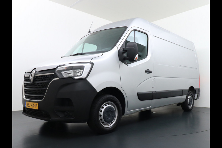 Renault Master T35 2.3dCi 135 L2H2 Apple Carplay/Android Auto Euro 6 Trekhaak Navi Airco 3-Persoons Pdc Led DAB Regen-Lichtsensor Betonplex Vloer Lat om Lat  Wandbetimmering Schuifdeur 1e Eigenaar Euro 6 Facelift Model 2.500KG Trekgewicht