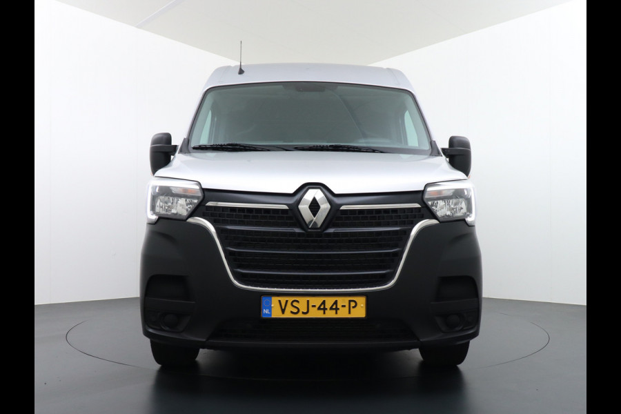 Renault Master T35 2.3dCi 135 L2H2 Apple Carplay/Android Auto Euro 6 Trekhaak Navi Airco 3-Persoons Pdc Led DAB Regen-Lichtsensor Betonplex Vloer Lat om Lat  Wandbetimmering Schuifdeur 1e Eigenaar Euro 6 Facelift Model 2.500KG Trekgewicht