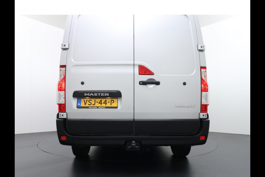 Renault Master T35 2.3dCi 135 L2H2 Apple Carplay/Android Auto Euro 6 Trekhaak Navi Airco 3-Persoons Pdc Led DAB Regen-Lichtsensor Betonplex Vloer Lat om Lat  Wandbetimmering Schuifdeur 1e Eigenaar Euro 6 Facelift Model 2.500KG Trekgewicht