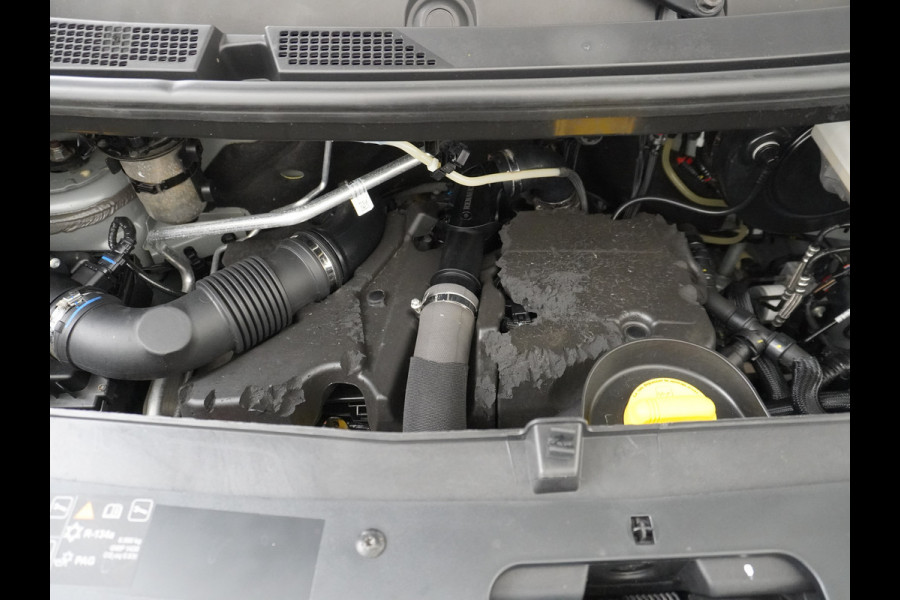 Renault Master T35 2.3dCi 135 L2H2 Apple Carplay/Android Auto Euro 6 Trekhaak Navi Airco 3-Persoons Pdc Led DAB Regen-Lichtsensor Betonplex Vloer Lat om Lat  Wandbetimmering Schuifdeur 1e Eigenaar Euro 6 Facelift Model 2.500KG Trekgewicht
