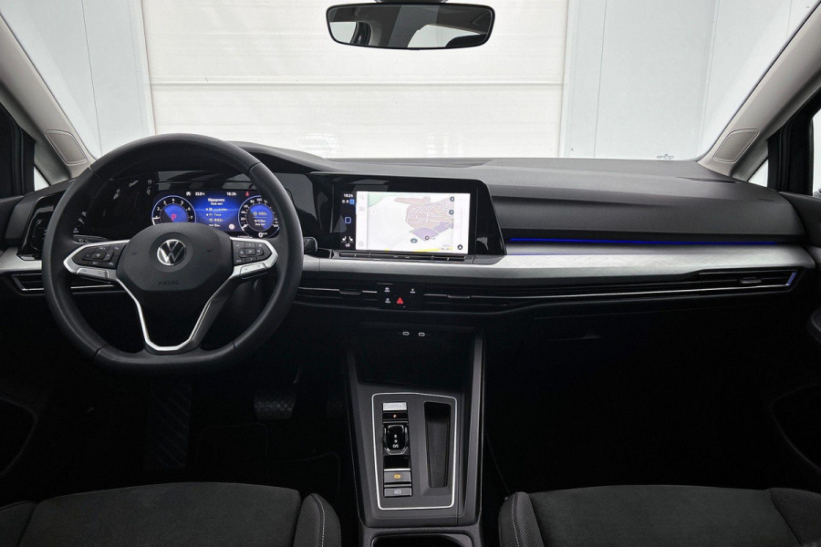Volkswagen Golf 1.0 eTSI Life Business Automaat (SFEERVERLICHTING, STOELVERWARMING, MASSAGE STOEL, LED, PARKEERSENSOREN)