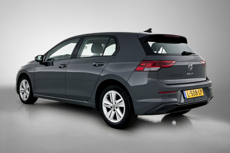 Volkswagen Golf 1.0 eTSI Life Business Automaat (SFEERVERLICHTING, STOELVERWARMING, MASSAGE STOEL, LED, PARKEERSENSOREN)