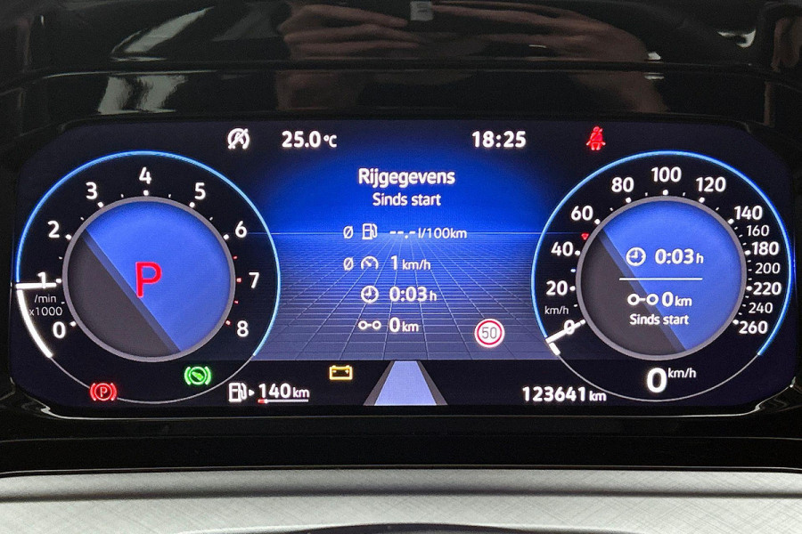 Volkswagen Golf 1.0 eTSI Life Business Automaat (SFEERVERLICHTING, STOELVERWARMING, MASSAGE STOEL, LED, PARKEERSENSOREN)