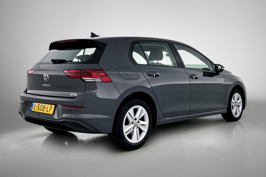 Volkswagen Golf 1.0 eTSI Life Business Automaat (SFEERVERLICHTING, STOELVERWARMING, MASSAGE STOEL, LED, PARKEERSENSOREN)