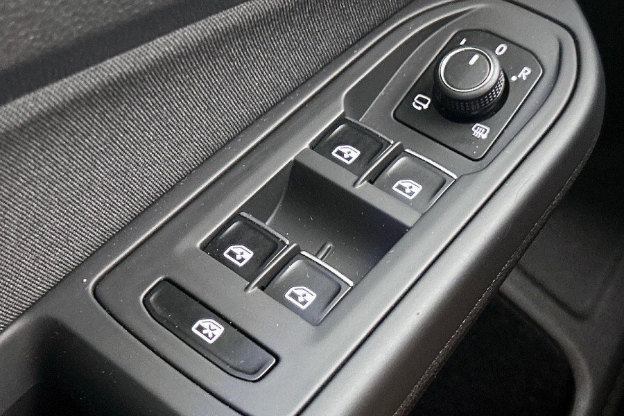 Volkswagen Golf 1.0 eTSI Life Business Automaat (SFEERVERLICHTING, STOELVERWARMING, MASSAGE STOEL, LED, PARKEERSENSOREN)