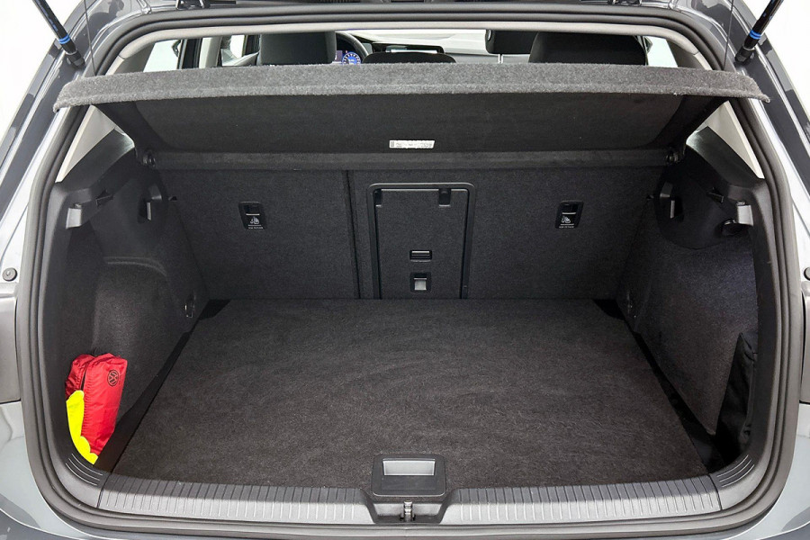 Volkswagen Golf 1.0 eTSI Life Business Automaat (SFEERVERLICHTING, STOELVERWARMING, MASSAGE STOEL, LED, PARKEERSENSOREN)
