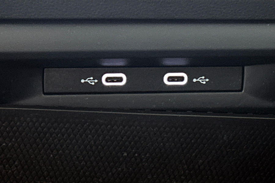 Volkswagen Golf 1.0 eTSI Life Business Automaat (SFEERVERLICHTING, STOELVERWARMING, MASSAGE STOEL, LED, PARKEERSENSOREN)