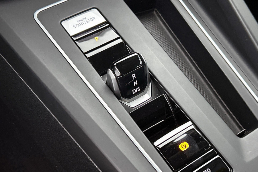 Volkswagen Golf 1.0 eTSI Life Business Automaat (SFEERVERLICHTING, STOELVERWARMING, MASSAGE STOEL, LED, PARKEERSENSOREN)