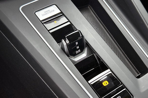 Volkswagen Golf 1.0 eTSI Life Business Automaat (SFEERVERLICHTING, STOELVERWARMING, MASSAGE STOEL, LED, PARKEERSENSOREN)