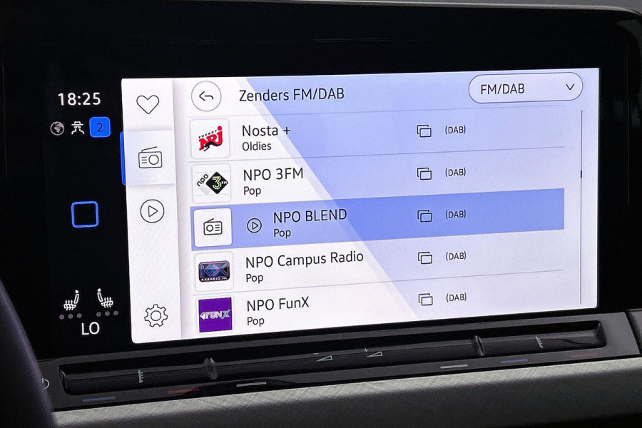 Volkswagen Golf 1.0 eTSI Life Business Automaat (SFEERVERLICHTING, STOELVERWARMING, MASSAGE STOEL, LED, PARKEERSENSOREN)