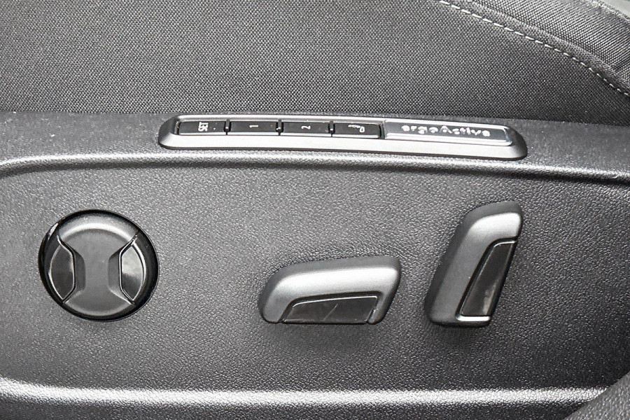 Volkswagen Golf 1.0 eTSI Life Business Automaat (SFEERVERLICHTING, STOELVERWARMING, MASSAGE STOEL, LED, PARKEERSENSOREN)