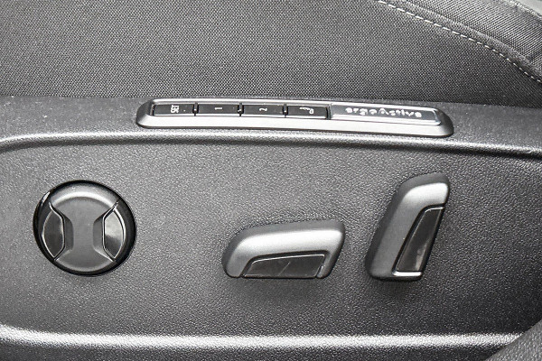 Volkswagen Golf 1.0 eTSI Life Business Automaat (SFEERVERLICHTING, STOELVERWARMING, MASSAGE STOEL, LED, PARKEERSENSOREN)