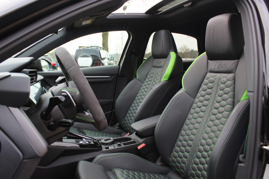 Audi RS3 Limousine 2.5 TFSI quattro / Verlengd Garantie / Milltek / Keramisch / Panoramadak / Camera / Head-up / B&O / Matrix LED / ACC / Leder
