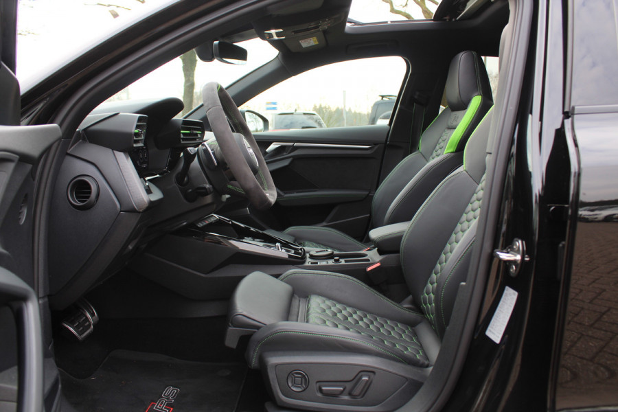 Audi RS3 Limousine 2.5 TFSI quattro / Verlengd Garantie / Milltek / Keramisch / Panoramadak / Camera / Head-up / B&O / Matrix LED / ACC / Leder
