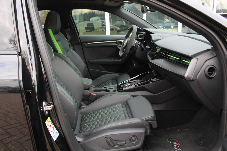 Audi RS3 Limousine 2.5 TFSI quattro / Verlengd Garantie / Milltek / Keramisch / Panoramadak / Camera / Head-up / B&O / Matrix LED / ACC / Leder