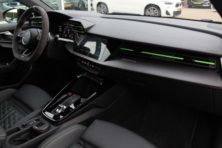Audi RS3 Limousine 2.5 TFSI quattro / Verlengd Garantie / Milltek / Keramisch / Panoramadak / Camera / Head-up / B&O / Matrix LED / ACC / Leder