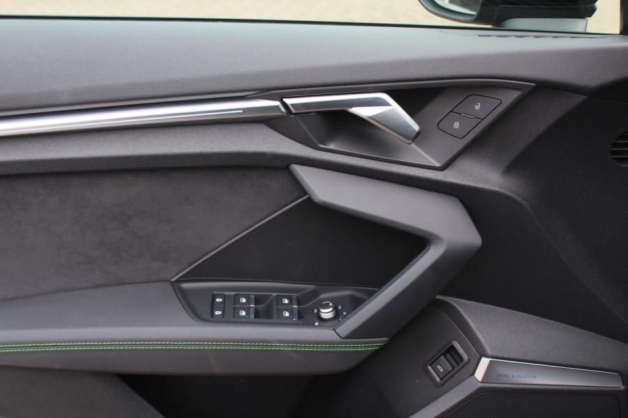 Audi RS3 Limousine 2.5 TFSI quattro / Verlengd Garantie / Milltek / Keramisch / Panoramadak / Camera / Head-up / B&O / Matrix LED / ACC / Leder