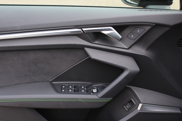 Audi RS3 Limousine 2.5 TFSI quattro / Verlengd Garantie / Milltek / Keramisch / Panoramadak / Camera / Head-up / B&O / Matrix LED / ACC / Leder