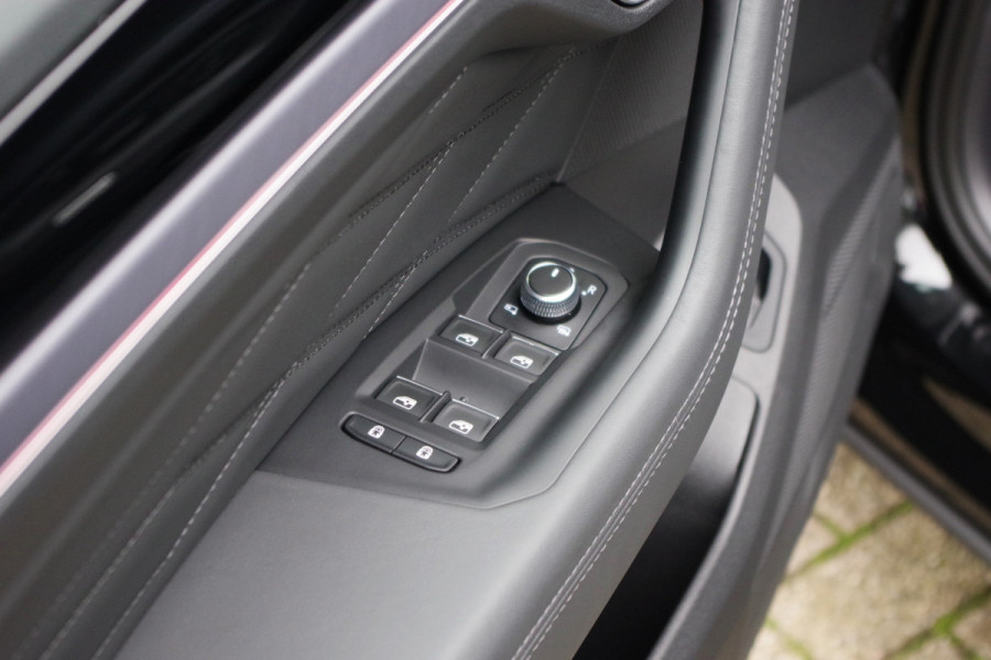 Volkswagen Touareg 3.0 TSi R 4MOTION 463 PK PHEV, Trekhaak, Panoramadak, Dynaudio, Massage