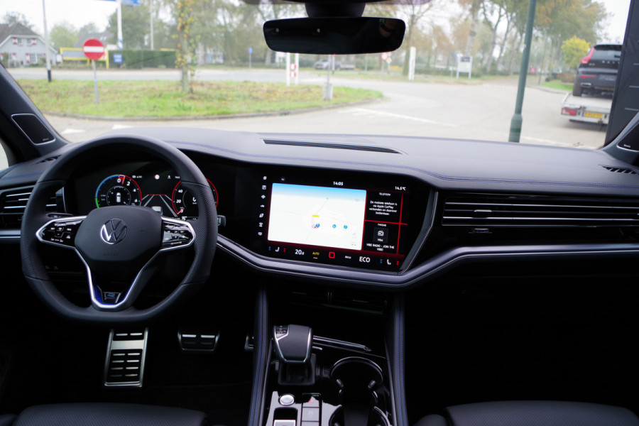 Volkswagen Touareg 3.0 TSi R 4MOTION 463 PK PHEV, Trekhaak, Panoramadak, Dynaudio, Massage