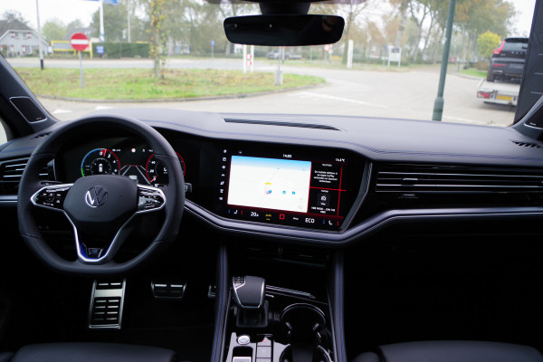 Volkswagen Touareg 3.0 TSi R 4MOTION 463 PK PHEV, Trekhaak, Panoramadak, Dynaudio, Massage