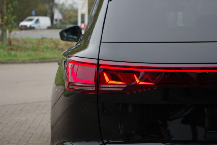 Volkswagen Touareg 3.0 TSi R 4MOTION 463 PK PHEV, Trekhaak, Panoramadak, Dynaudio, Massage