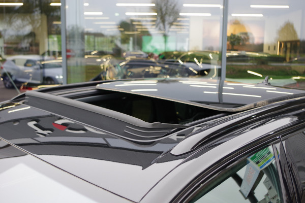 Volkswagen Touareg 3.0 TSi R 4MOTION 463 PK PHEV, Trekhaak, Panoramadak, Dynaudio, Massage