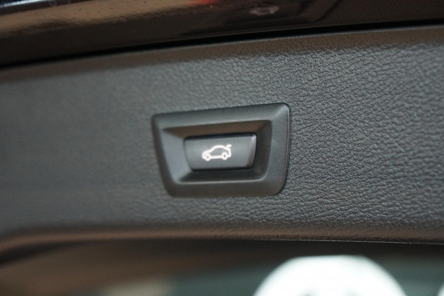 BMW X3 sDrive20i Centennial High Executive M SPORT / TREKHAAK ELEKTRISCH / INDIVIDUAL / CAMERA