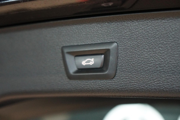 BMW X3 sDrive20i Centennial High Executive M SPORT / TREKHAAK ELEKTRISCH / INDIVIDUAL / CAMERA
