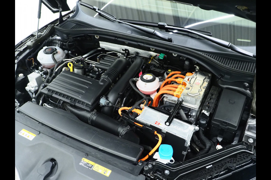 Škoda Superb Combi 1.4 TSI iV Business Edition Plus | Panoramadak | Trekhaak | Canton | Keyless | Adaptive Cruise | Carplay