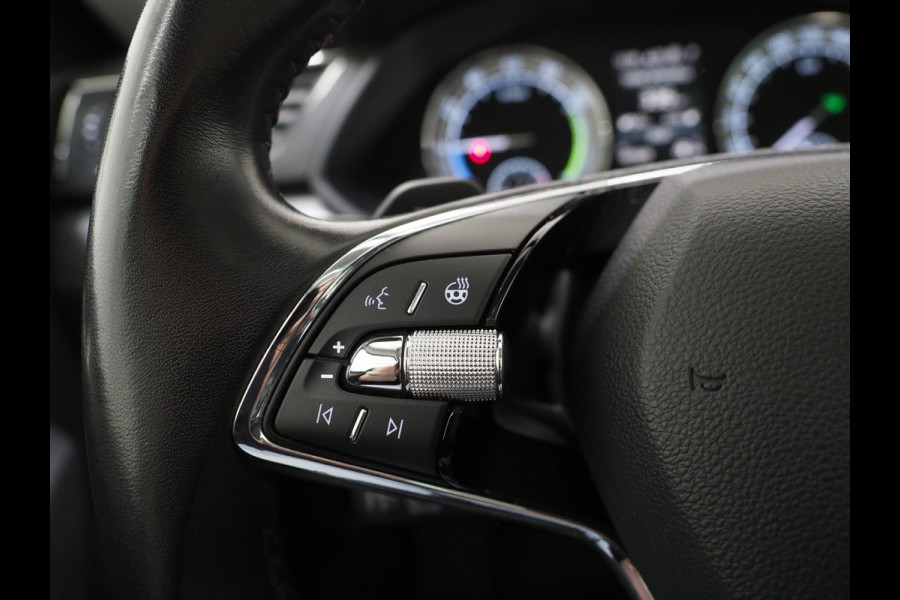 Škoda Superb Combi 1.4 TSI iV Business Edition Plus | Panoramadak | Trekhaak | Canton | Keyless | Adaptive Cruise | Carplay