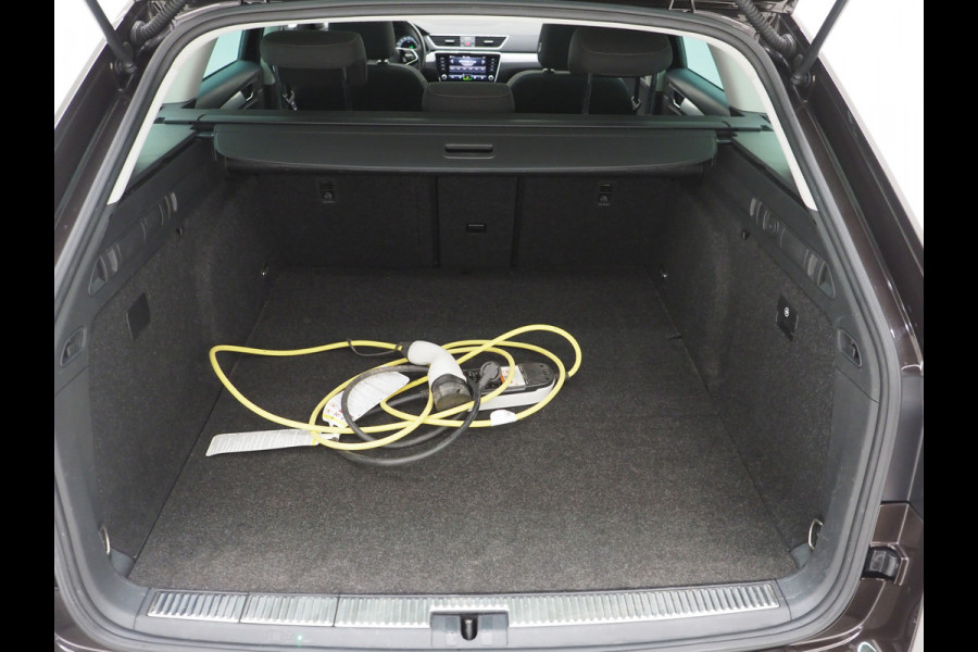 Škoda Superb Combi 1.4 TSI iV Business Edition Plus | Panoramadak | Trekhaak | Canton | Keyless | Adaptive Cruise | Carplay