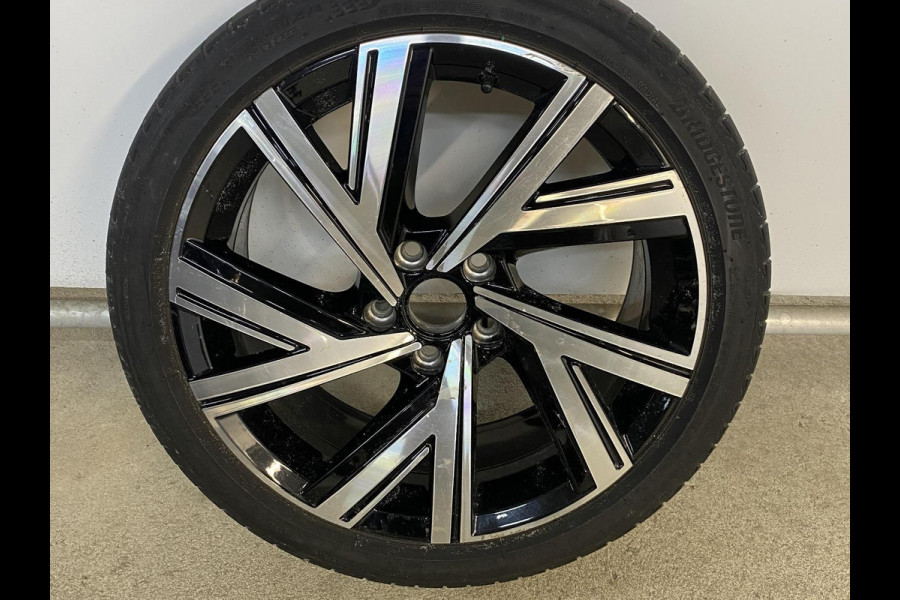Volkswagen Golf 1.4 eHybrid Style 204 pk Automaat (DSG) | Navigatie | Elektr. trekhaak | Parkeersensoren (Park assist) | Achteruitrijcamera | Stoelverwarming v/a |