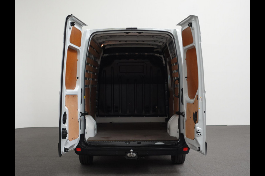 Renault Master T35 2.3 dCi 135PK L2H2 Airco Cruise Control Camera Nav PDC V+A Trekhaak 270° Deuren